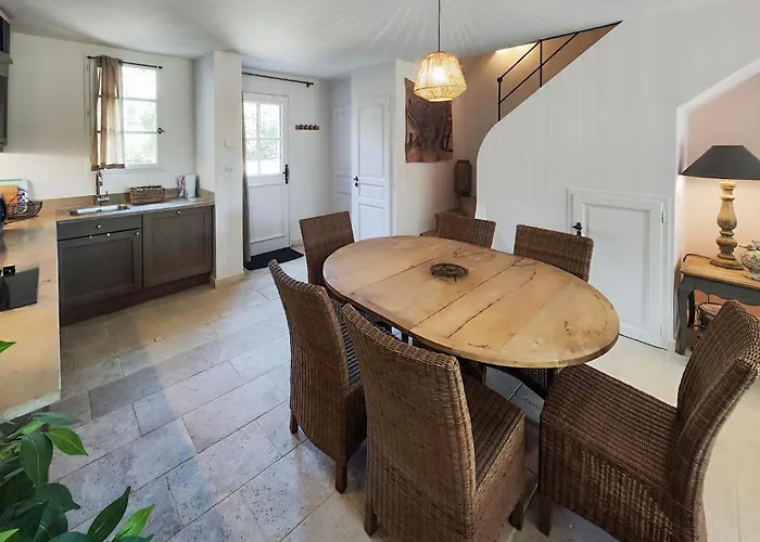 2 Bedroom Awesome In Saint-laurent-de-la-ca Nyaraló