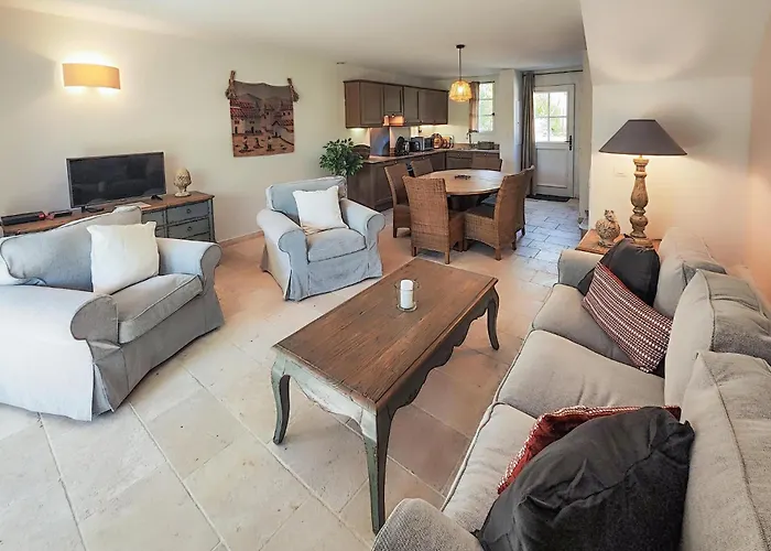 2 Bedroom Awesome In Saint-laurent-de-la-ca *